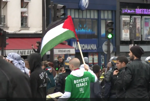 http://www.leparisien.fr/paris-75/paris-des-manifestants-pro-palestiniens-tentent-de-s-en-prendre-a-deux-synagogues-13-07-2014-3998677.php