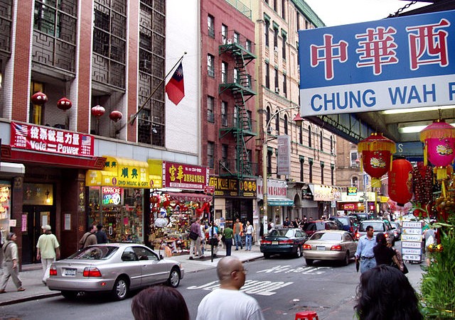 https://commons.wikimedia.org/wiki/File:Chinatown-manhattan-2004.jpg