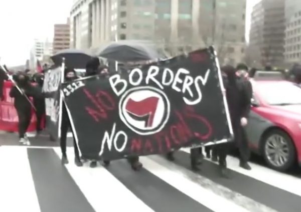 https://www.facebook.com/yahoonews/videos/10155118828849714/