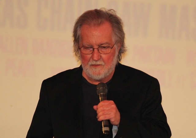 https://commons.wikimedia.org/wiki/Category:Tobe_Hooper#/media/File:Massacre_%C3%A0_la_tron%C3%A7onneuse_40eme_anniversaire_Grand_Rex_23_septembre_2014_-_25.jpg