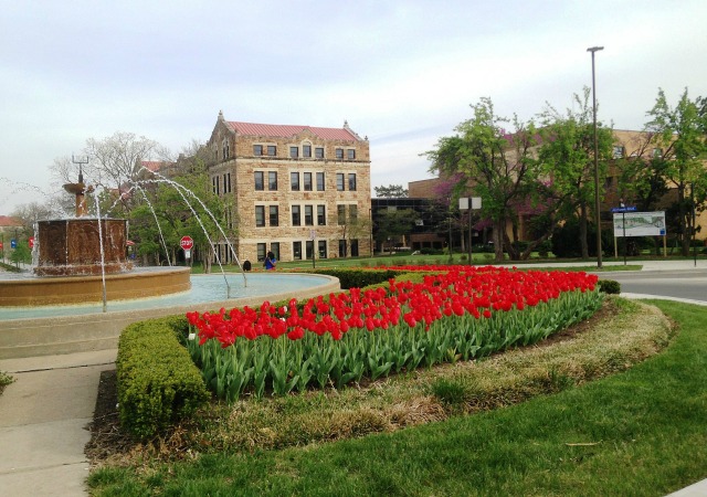 https://commons.wikimedia.org/wiki/File:UK_Campus_Fountain_Lawrence_Nima_14.jpg